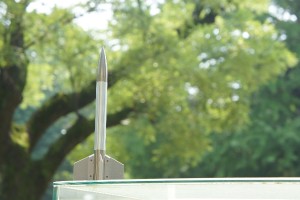 ペンシルロケット(東京大学工学部1号館前広場に展示) ペンシルロケット(東京大学工学部1号館前広場に展示)