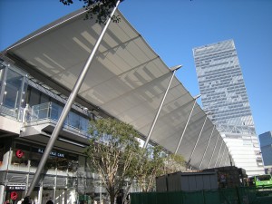 図4:酸化チタン光触媒のコーティングにより白さが長持ちする東京駅のグランルーフ