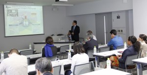© 2014 東京大学 ブリーフィングで先端科学技術研究センターの研究活動を紹介する岡田至崇教授