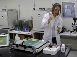 © 2014 東京大学 フランスからの研究員コジョカルさんによる色素増感太陽電池の作製デモ