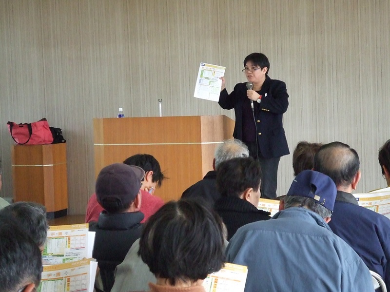 写真:和歌山県での調査で、健康教室を開いて協力者に調査の結果を説明する吉村特任准教授の様子。(c) 2015 東京大学 写真:和歌山県での調査で、健康教室を開いて協力者に調査の結果を説明する吉村特任准教授の様子。(c) 2015 東京大学