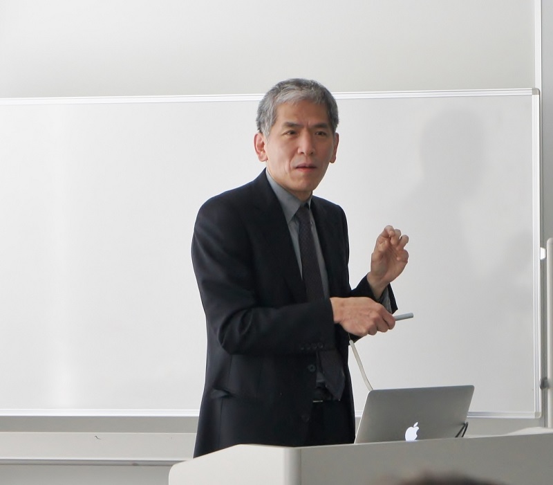図1:ブリーフィングで火山研究について解説する小屋口剛博所長/教授。© 2015 東京大学 図1:ブリーフィングで火山研究について解説する小屋口剛博所長/教授
