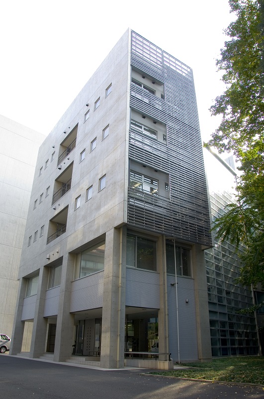 図1:産学連携本部プラザ。産学連携本部と東京大学の他の産業関連の組織が入居する。 図1:産学連携本部プラザ。産学連携本部と東京大学の他の産業関連の組織が入居する。