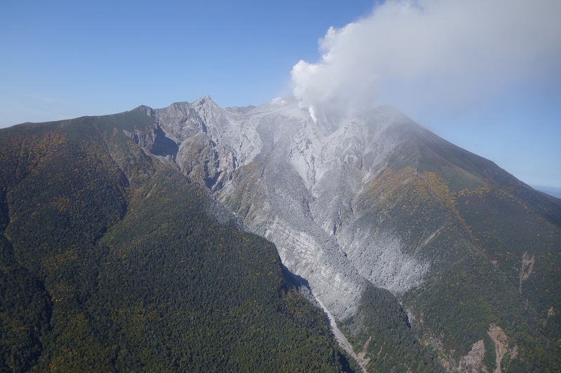 2014年の御嶽山の噴火 © 2015 東京大学地震研究所御嶽山は、東京から200km西、岐阜県と長野県にまたがる山です。写真では2014年の噴火後に蒸気とガスが放出されている様子が伺えます。