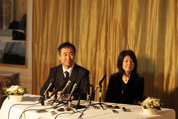 2015.12.11 Professor Kajita and his wife at the post-Nobel Prize Award Ceremony press conference