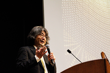 Professor Murayama seizes the attention of the audience by talking even about the film Angels & Demons, which features antimatter, and about Japanese singer Megumi Asaoka’s hit song “Watashi no Kare wa Hidari-kiki” (“My Guy is Left-handed”) *Neutrinos are considered to be