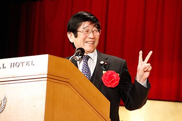 State Minister Tsutomu Tomioka of MEXT livening up the atmosphere of the venue by urging Professor Kajita to aim for a second Nobel Prize