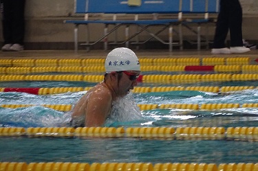 • A member of the swimming team giving it her all