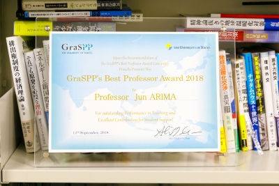 写真:(アイテム)公共政策大学院(GraSPP)のbest professor awardの表彰楯)
