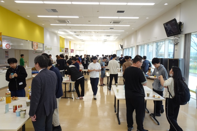 大学院1~3年生の歓談交流の様子