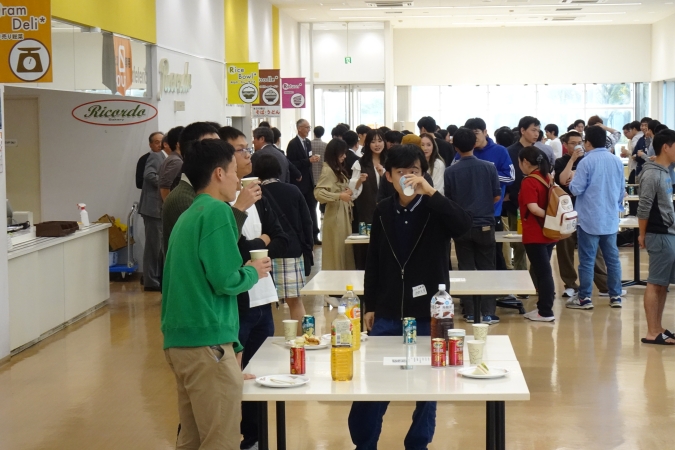 大学院1~3年生の歓談交流の様子