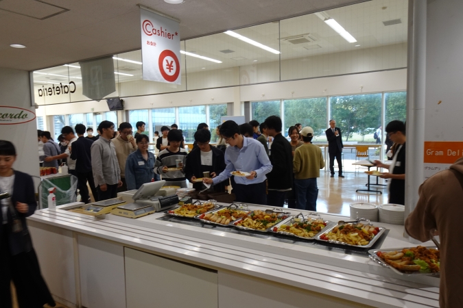 大学院1~3年生の歓談交流の様子
