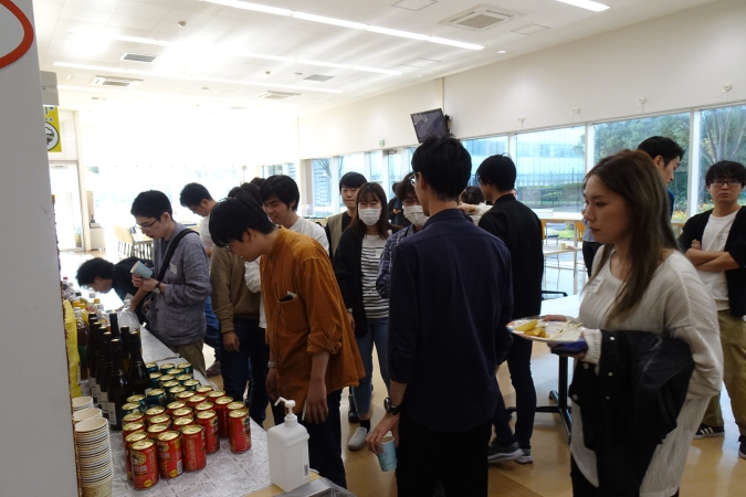 大学院1~3年生の歓談交流の様子