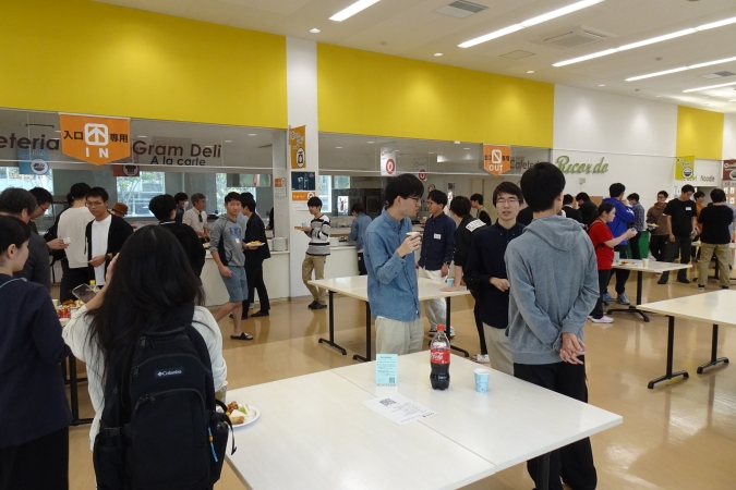 大学院1~3年生の歓談交流の様子