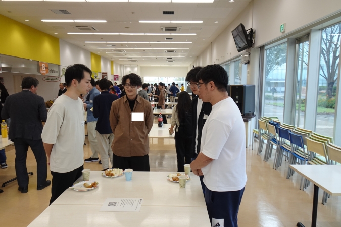 大学院1~3年生の歓談交流の様子
