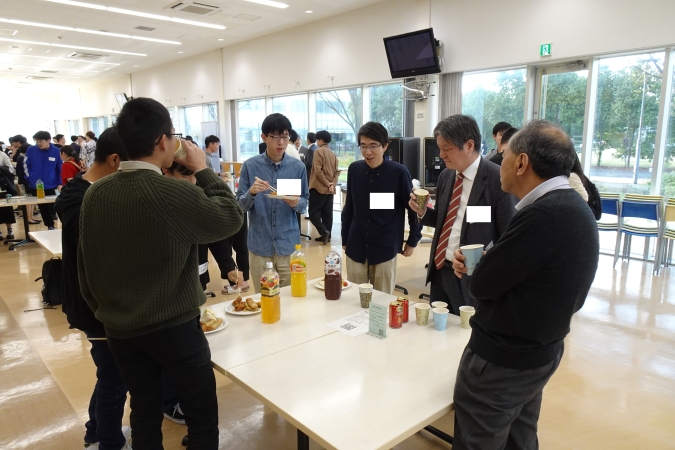 大学院1~3年生の歓談交流の様子
