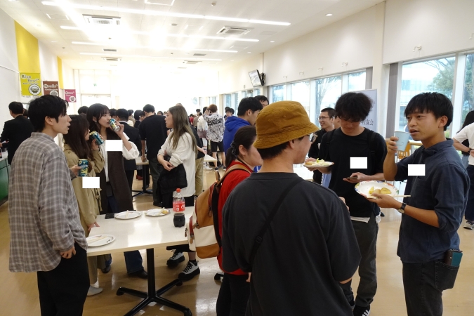 大学院1~3年生の歓談交流の様子
