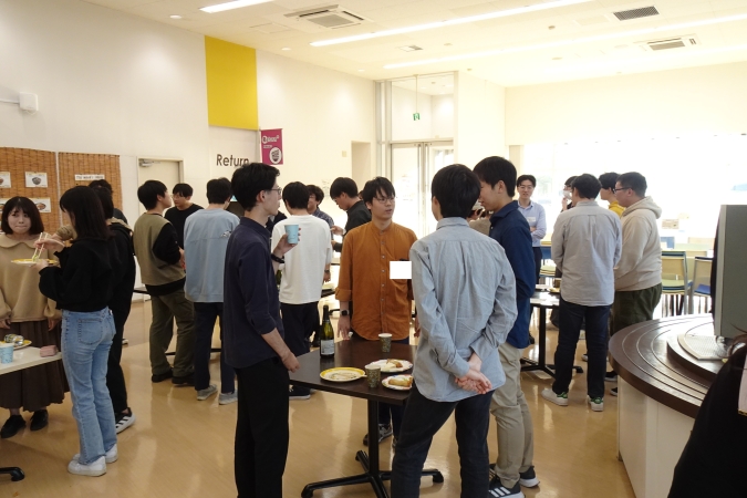 大学院1~3年生の歓談交流の様子