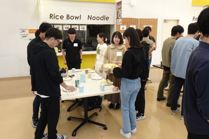 大学院1~3年生の歓談交流の様子