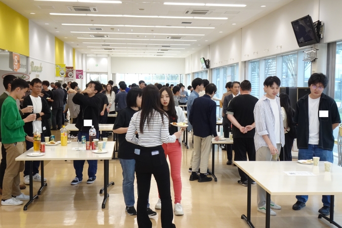 大学院1~3年生の歓談交流の様子