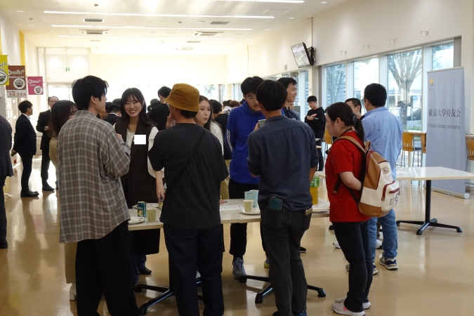 大学院1~3年生の歓談交流の様子