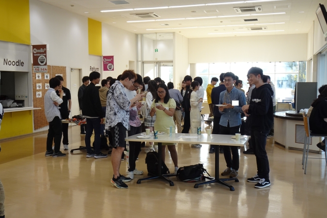 大学院1~3年生の歓談交流の様子