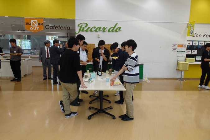 大学院1~3年生の歓談交流の様子