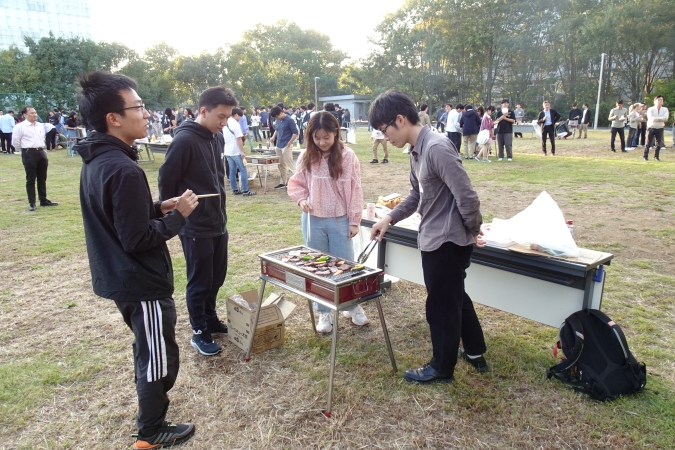 大学院1~3年生の歓談交流の様子