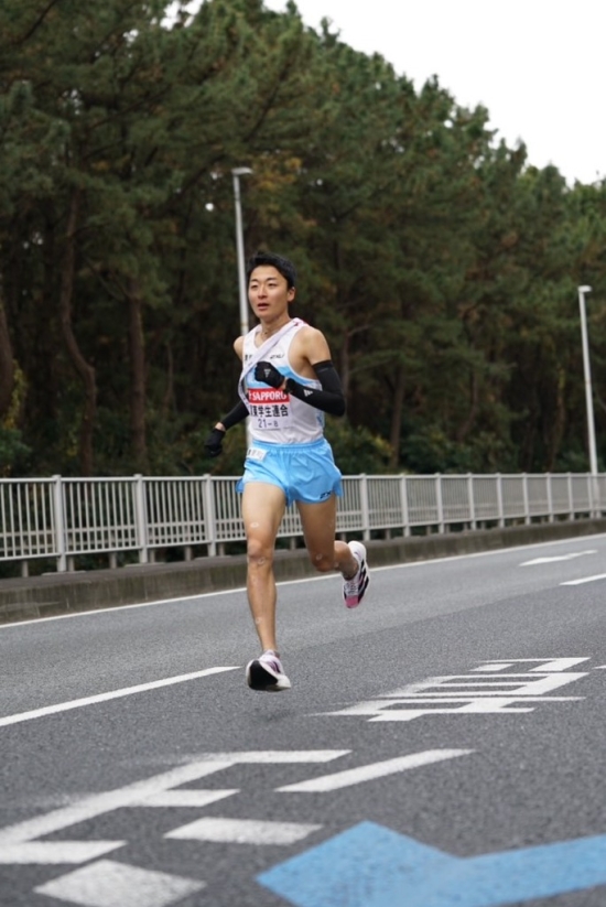 (8区を走る秋吉選手)