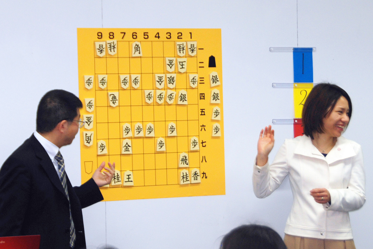 解説をする勝又清和七段(左)と矢内理絵子女流五段